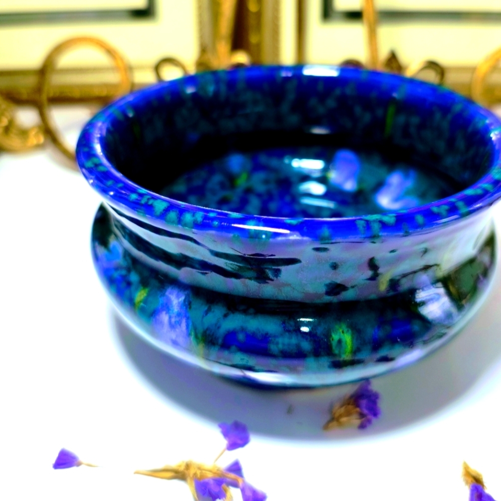 Beautiful, unique lush blue and green bowl.  Signed:JLM 3113 Excellent condition